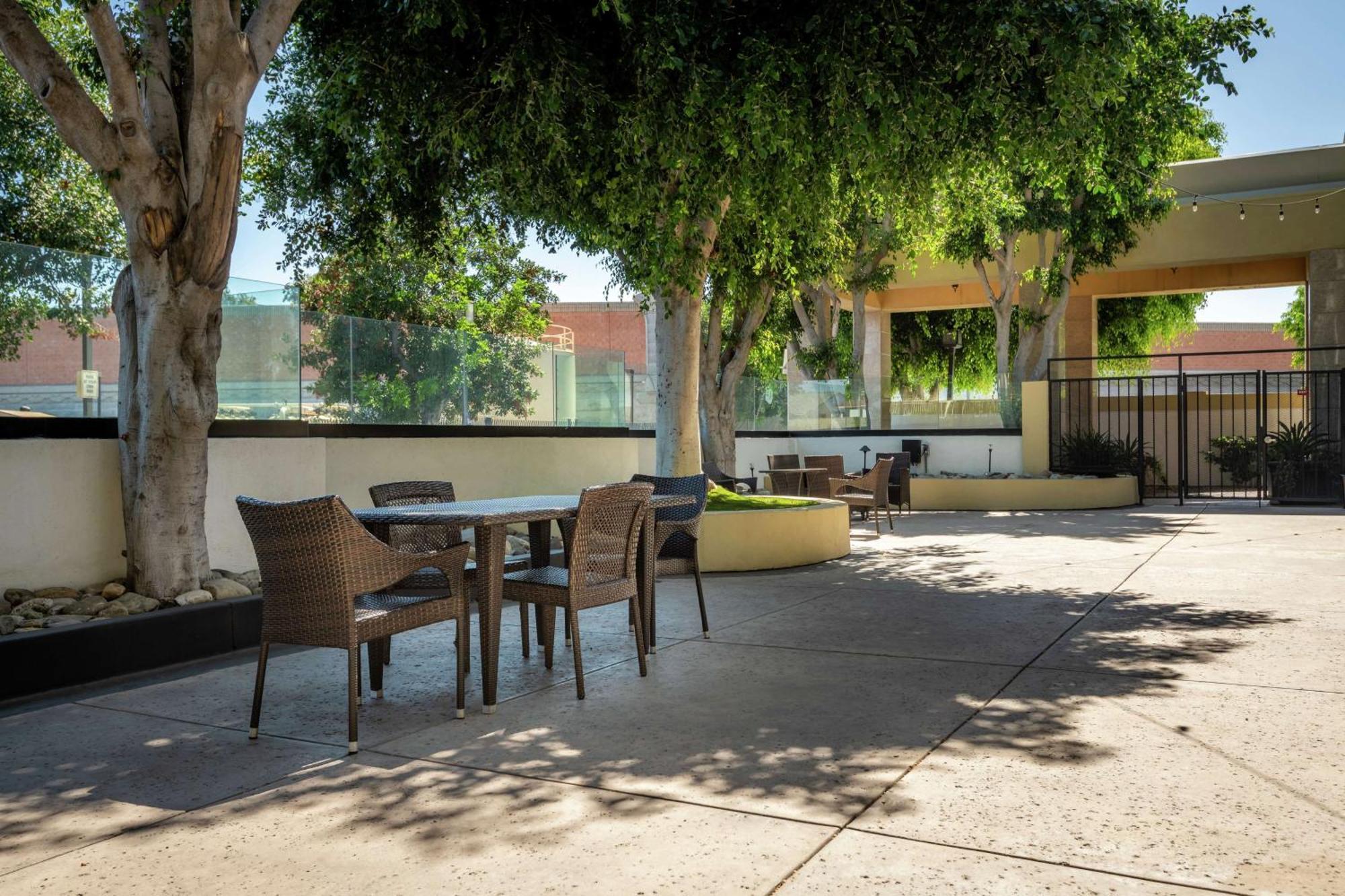 Doubletree By Hilton Los Angeles Норуолк Экстерьер фото